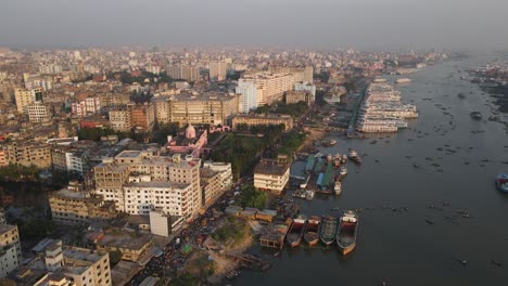 Vista-De-Pájaro-Del-Río-Buriganga-Con-La-Ciudad-Densamente-Poblada-De-La-Antigua-Dhaka-En-Bangladesh