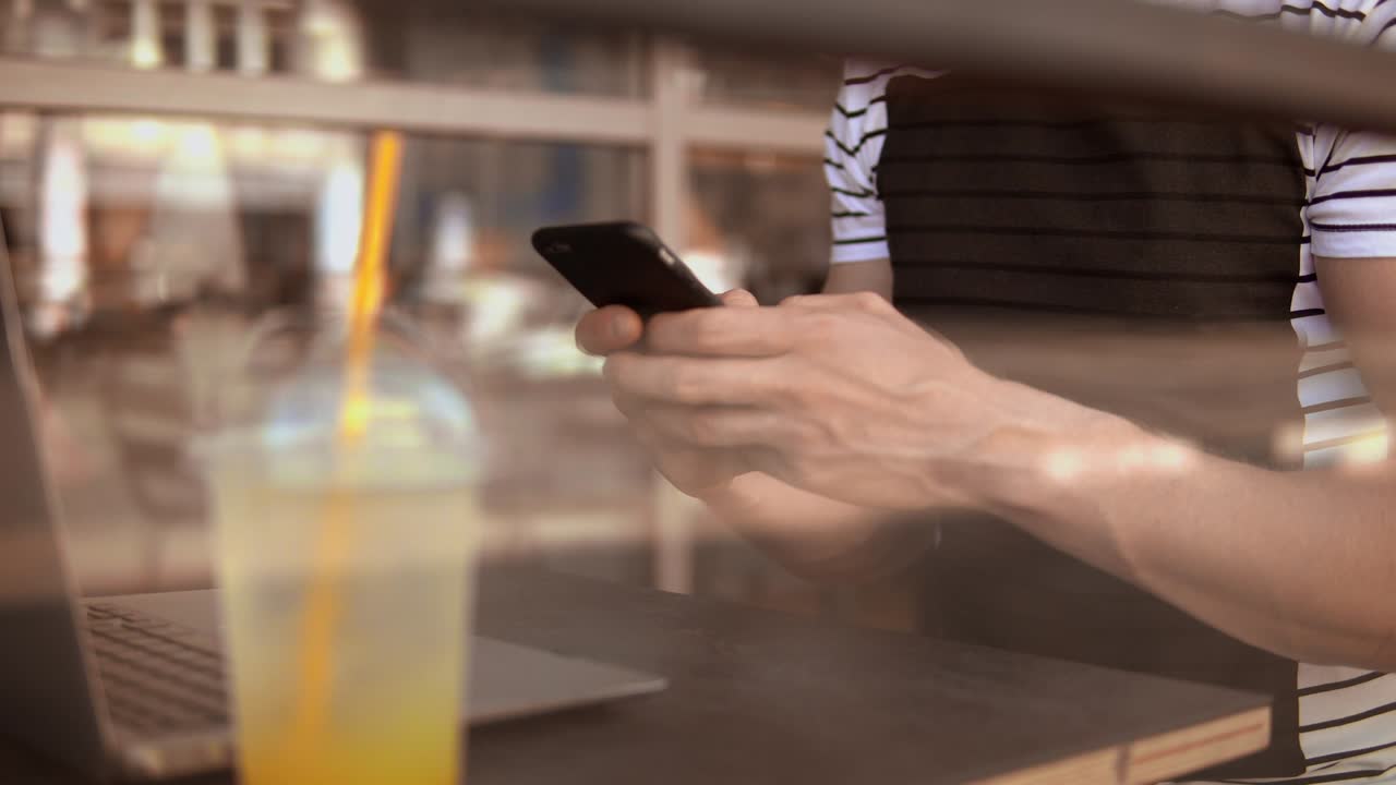 el chateo hipster utiliza el móvil