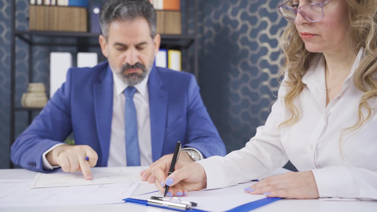 trabajadores de oficina interesados en proyectos arquitectónicos.