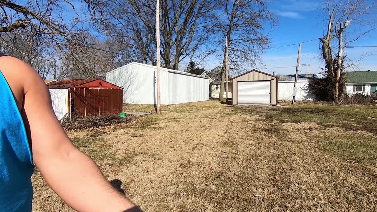 взрослый мужчина-спортсмен подбрасывает бейсбольный мяч в воздух и ловит его на поле в замедленной съемке