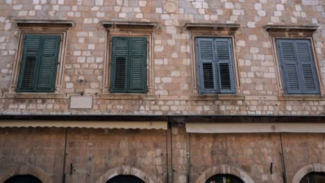 Fachada-De-Casa-Tradicional-En-El-Casco-Antiguo-De-Dubrovnik,-Inclinada-Hacia-Abajo