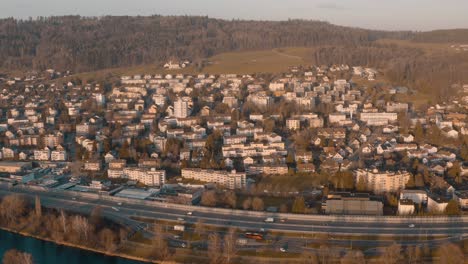 Städtische-Siedlung-Mit-Einer-Autobahn-Davor-Und-Einem-Fluss