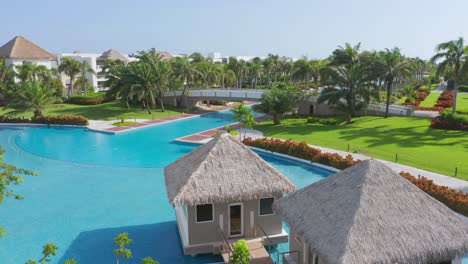 Complejo-Hotelero-De-Lujo-Con-Sobrevuelo-Aéreo-Con-Jardín,-Palmeras-Y-Piscina-Vacía