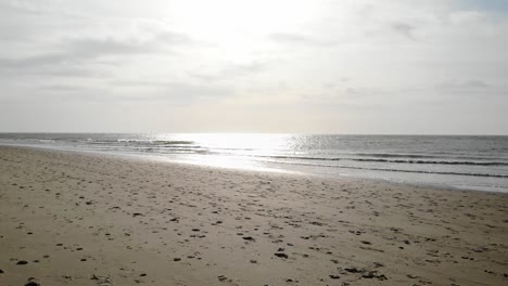 Wunderschöne-Meereslandschaft-Und-Bewölktes-Wetter-In-Brouwersdam,-Niederlande---Drohnenaufnahme-Aus-Der-Luft