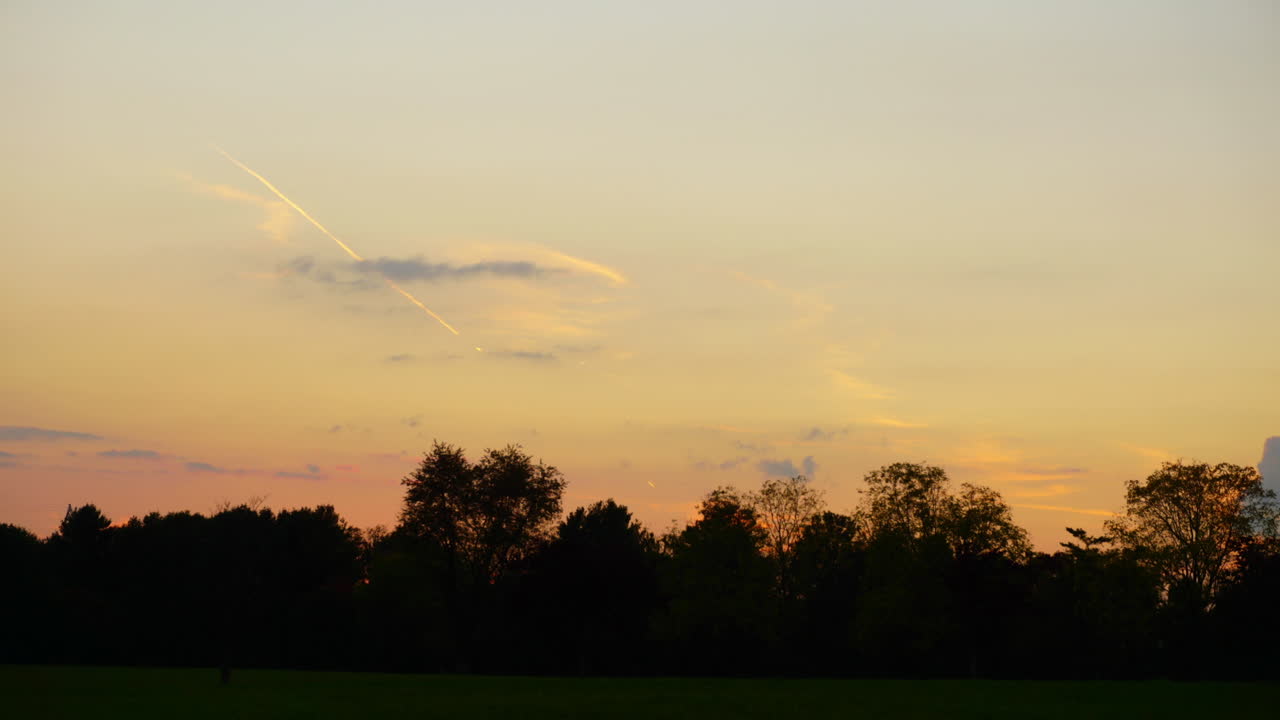 태양이 지는 다채로운 저속 촬영