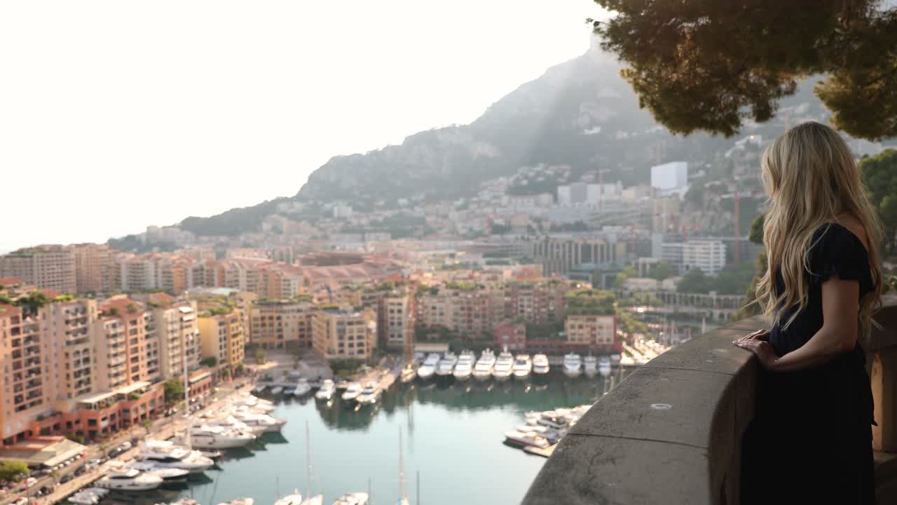 세인트 마틴 정원 에서 모나코 에 있는 건물 들 을 따라 포트 드 폰트비엘 에서 배 를 보고 있는 여자