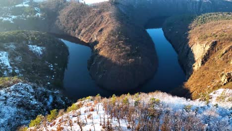 Beautiful-Horse-Shoe-River-in-Mountains-in-North-America,-Snowy-Landscape-at-Winter,-Aerial-View