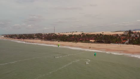 Antena:-Cumbuco-Durante-El-Día-Con-Gente-Haciendo-Kitesurf