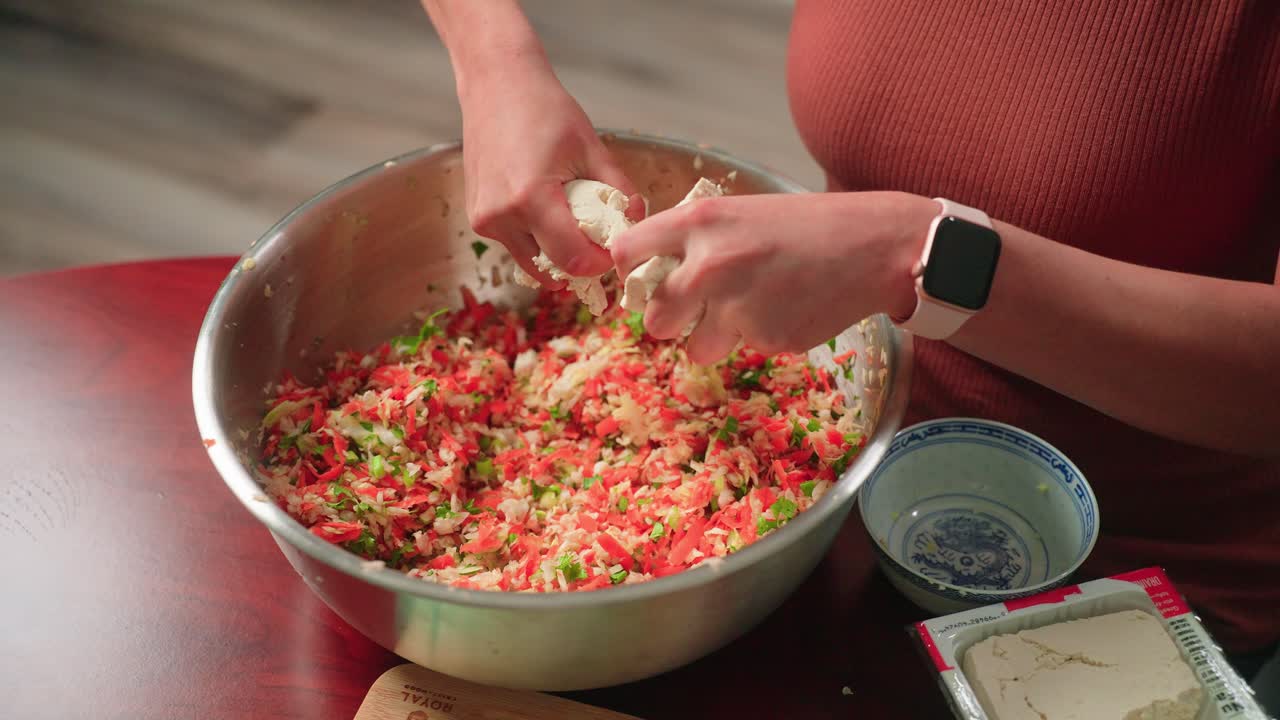 큰 그에 채소 가득에 토푸를 첨가하는 것