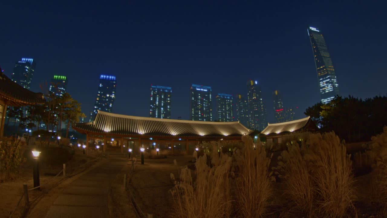 仁川松島の夕暮れ・夜の都市風景。韓国の伝統的なアジア建築物、中国・日本・東洋の高層ビルや建造物を含む広角パノラマビュー。