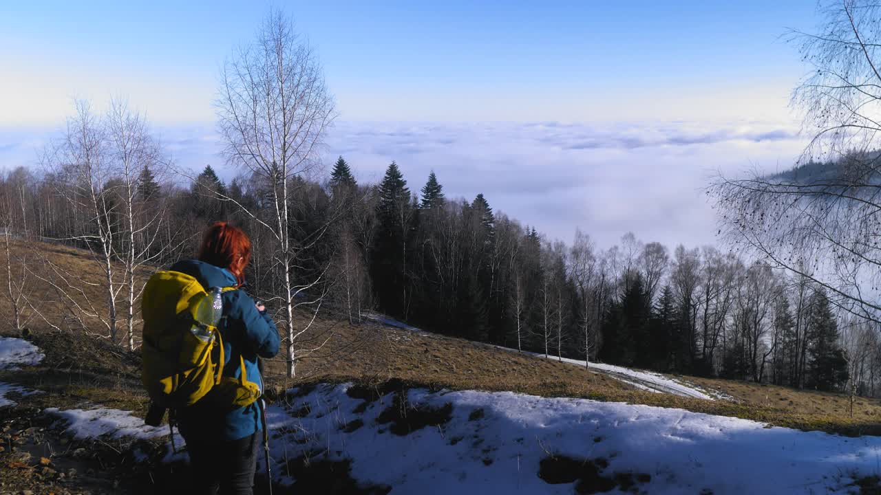 tomando una foto de paisaje de un mar de nubes en las montañas