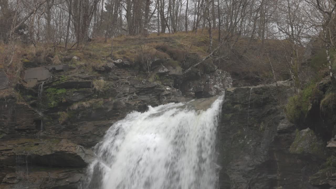 Sakte tilt-opptak som avslører det fossende fallet ved Falls of Falloch.