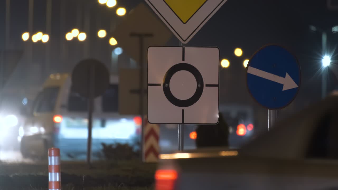 밤에 도시 거리 교통에 흐릿한 자동차와 함께 순환 도로 표지판 도시 교통 개념