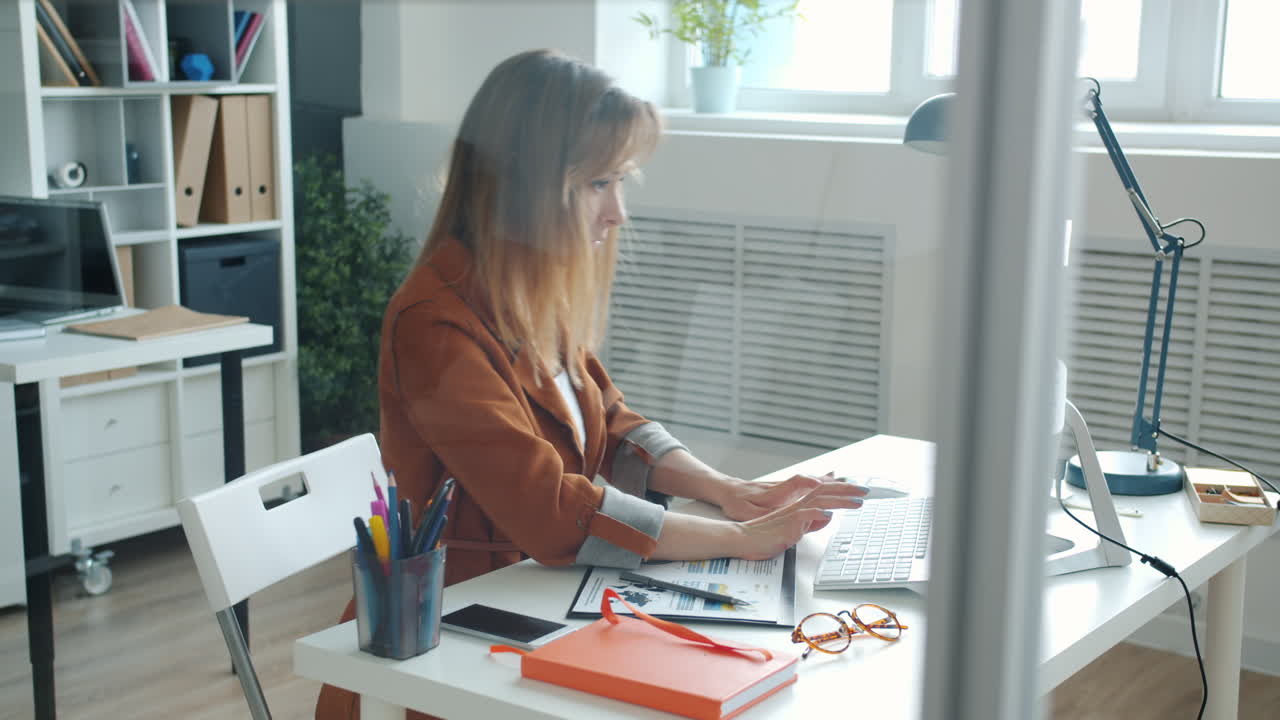 mujer trabajando en una computadora en una oficina moderna