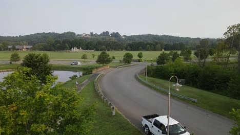 Imágenes-Aéreas-De-Una-Corredora-En-Un-Hermoso-Parque