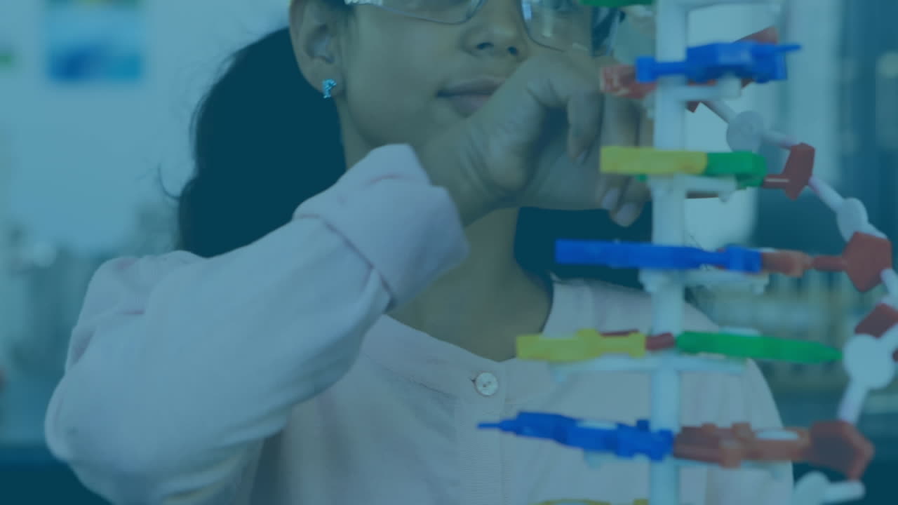 formas abstractas flotando contra la niña tocando el modelo de estructura de adn en el laboratorio