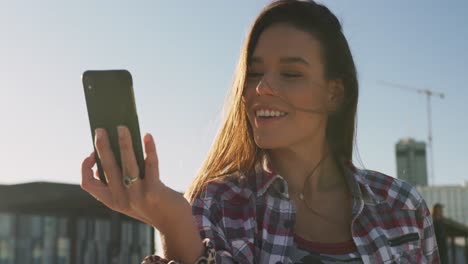 Retrato-De-Una-Mujer-Caucásica-Sonriente-Tomando-Selfie-En-Un-Skatepark