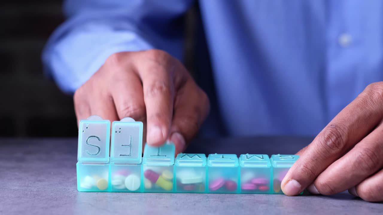 주간 알약 조직기를 사용하는 사람