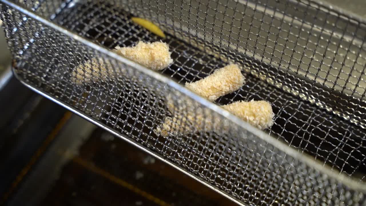 아기 옥수수 를 뜨거운 기름 에 넣어 요리 하는 것