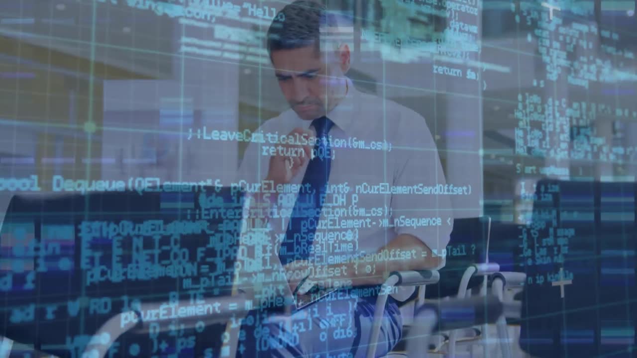 animación de procesamiento de datos y cuadrados de mosaico sobre empresario caucásico usando computadora portátil en el aeropuerto