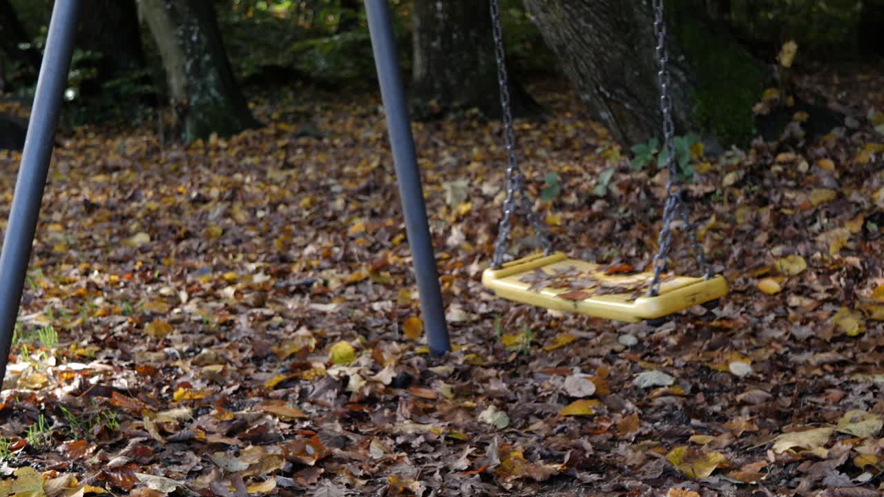 el viejo y sucio columpio se mueve por su cuenta, sin gente en el clip.