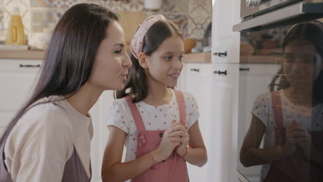 madre e hija horneando juntas