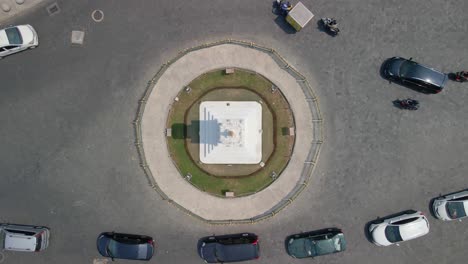 vista aérea de drones del monumento de tugu yogyakarta en el tráfico abarrotado, indonesia