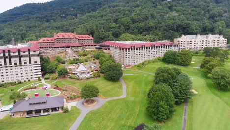 Video-De-Drones-4k-Del-Centro-De-Convenciones-Y-Campo-De-Golf-En-Grove-Park-Inn-En-Asheville,-Nc-En-Un-Día-Soleado-De-Verano-4