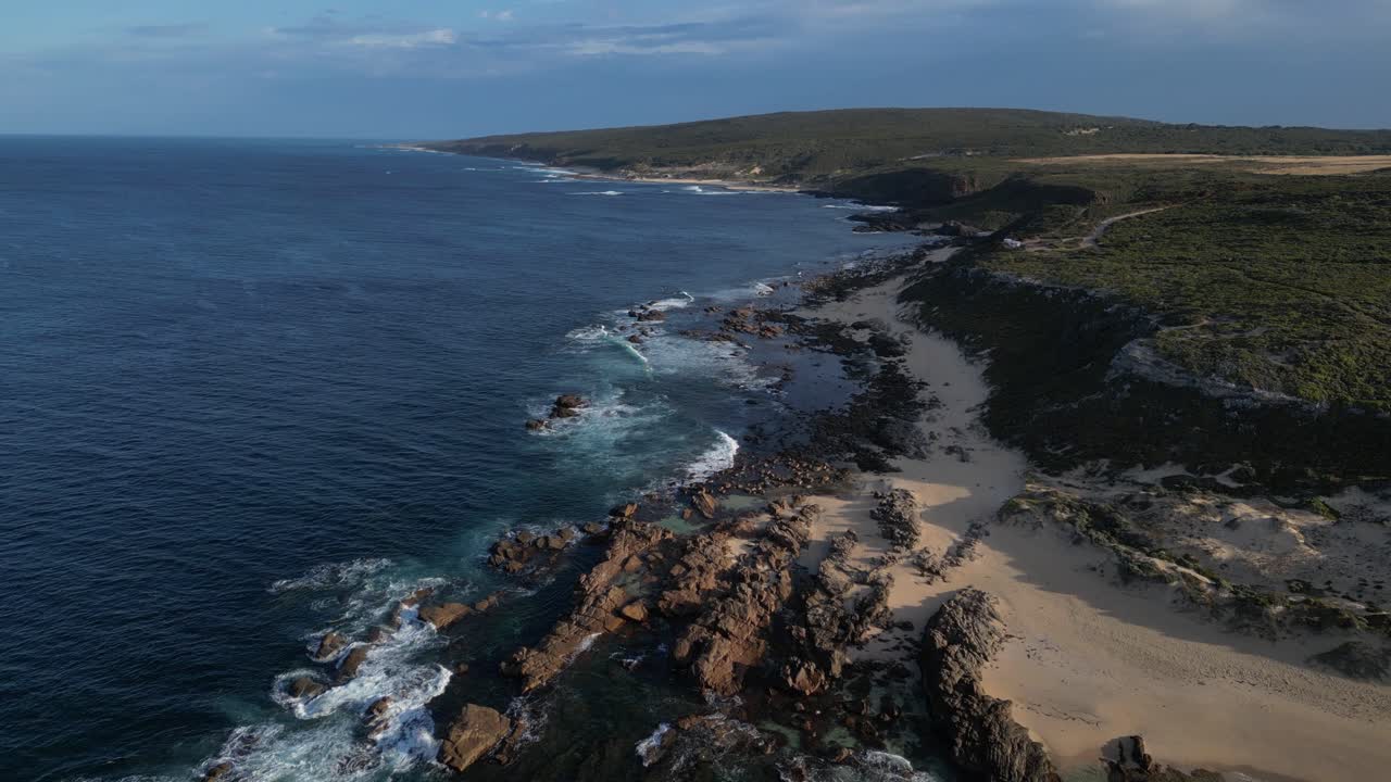 Volo aereo lungo la costa dell'area di Margaret River e dell'Oceano Indiano durante una giornata di sole.