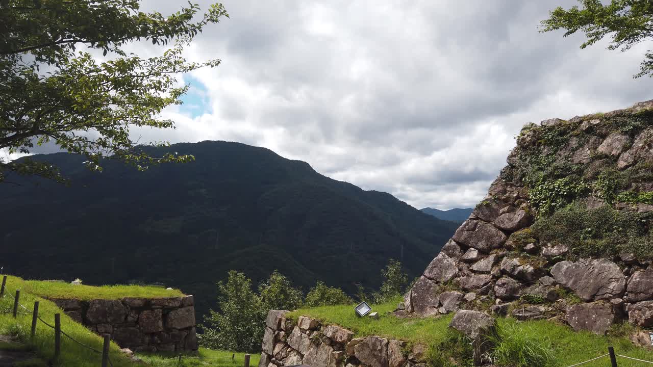 일본 타케다 성의 목적지 내의 풍경의 느린 패닝  ⁇