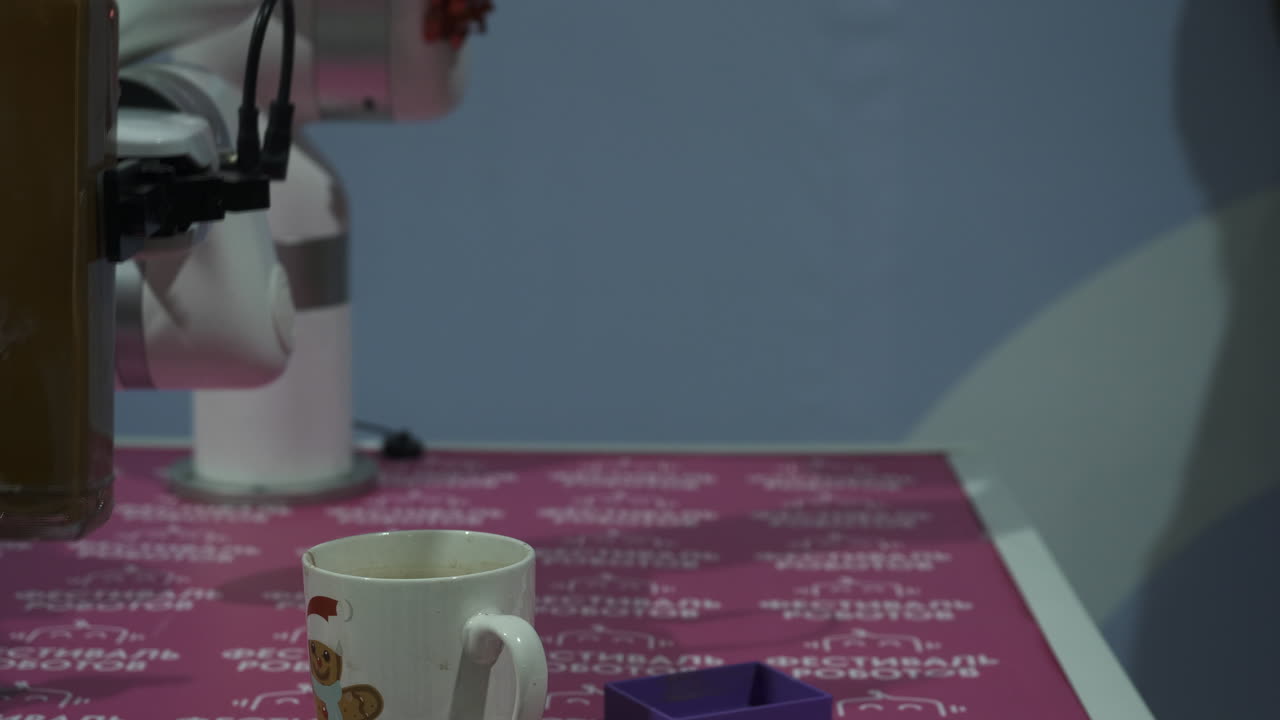 el robot que vierte el café.