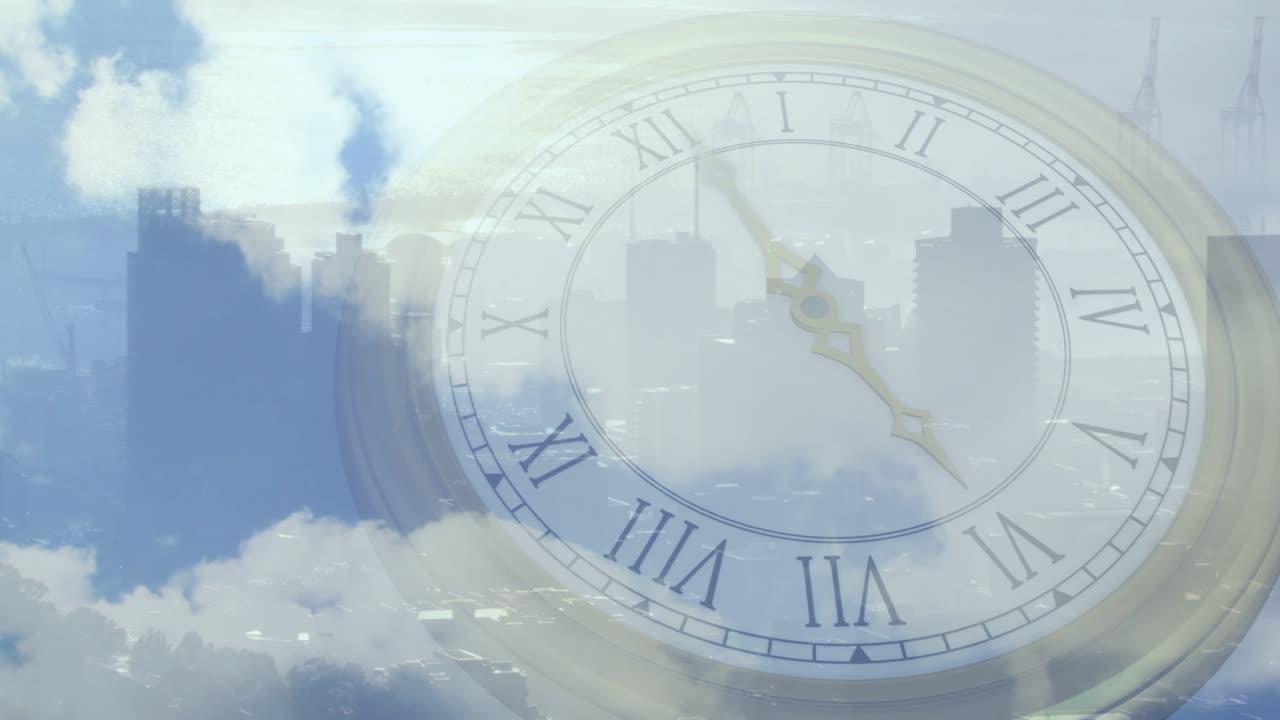 画面伊始，一个半透明的罗马钟覆盖在城市天际线上，指针顺时针转动，指示着时间。