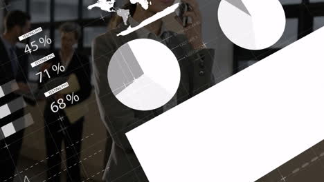 animación del procesamiento de datos financieros sobre una mujer de negocios caucásica que usa un teléfono inteligente