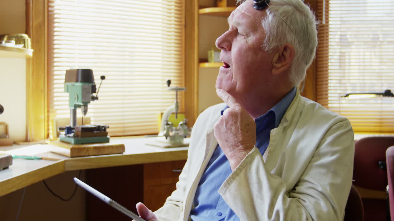 디지털 태블릿을 사용하는 시계 전문가