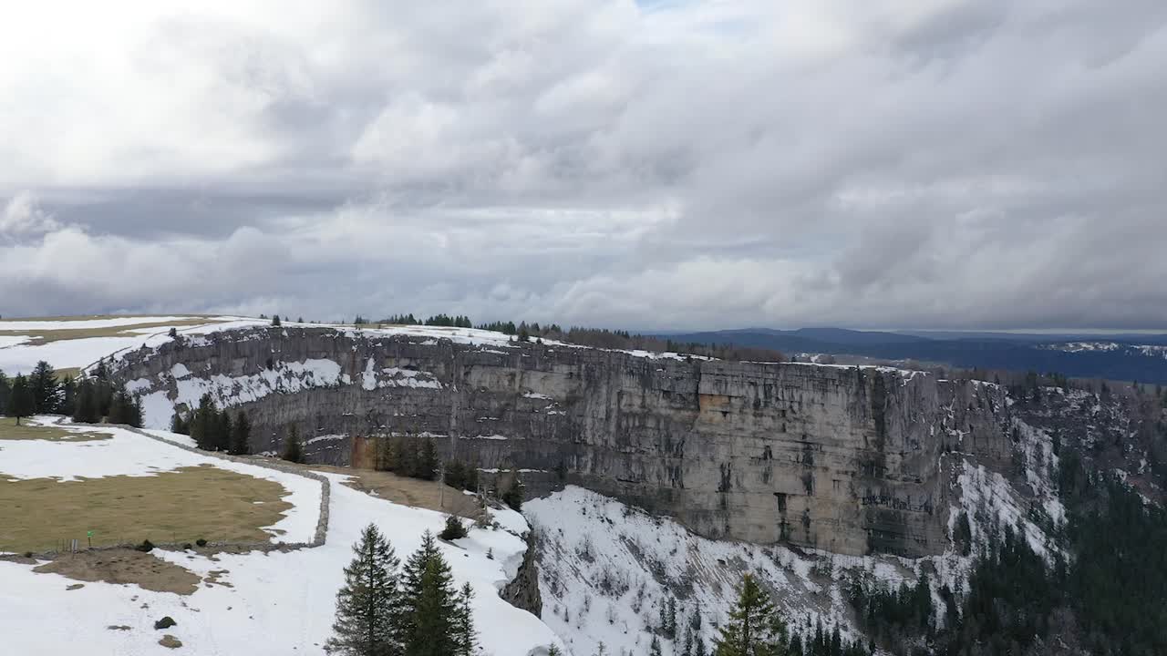 rodaje de hermosas montañas en creux du van, neuchatel, suiza
