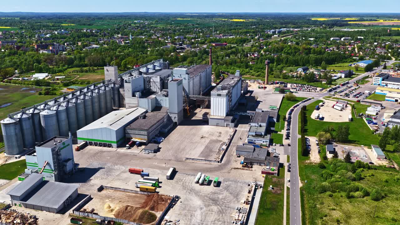 Industrielle Getreideverarbeitungs- und Lageranlage aus der Drohnenperspektive.