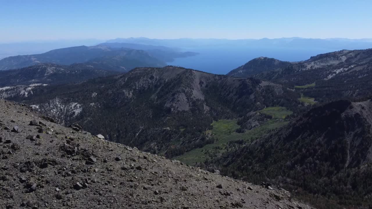 toma de revelación aérea del lago tahoe y las montañas circundantes desde la cima del monte rosa