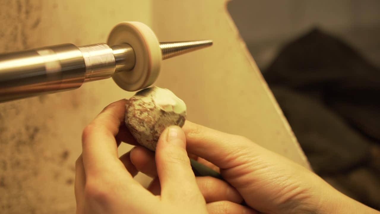 aplicación de cera en la pulidora de discos antes de pulir - primer plano