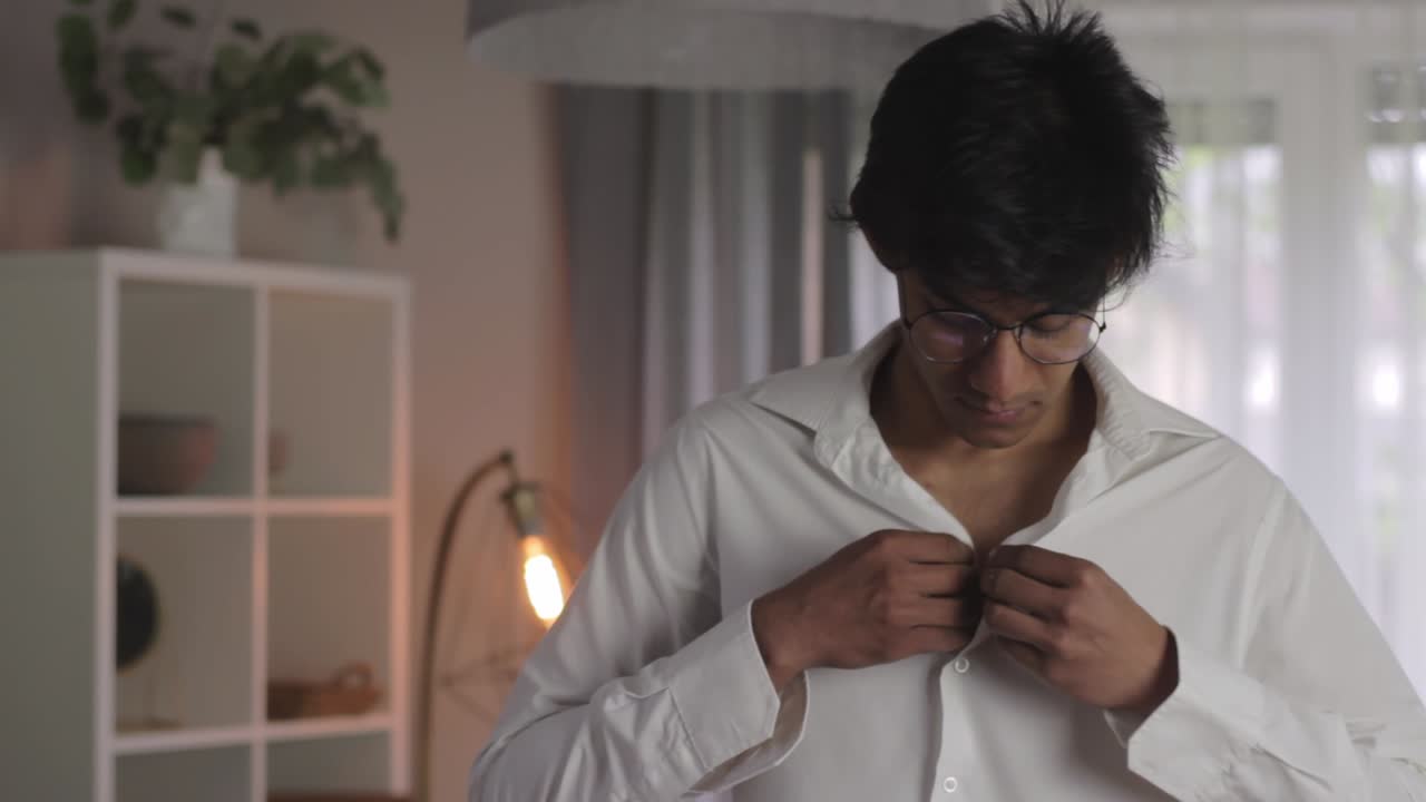 아침 루틴, 회사 출근 준비, 흰 셔츠 단추