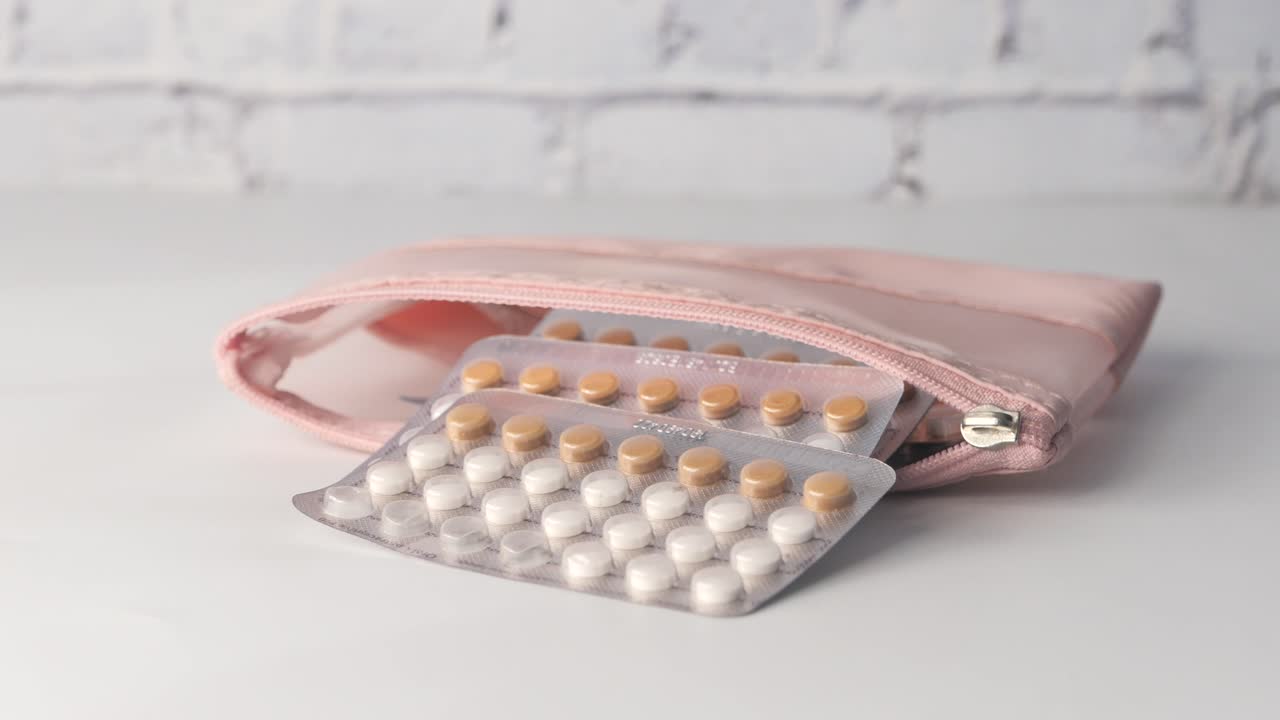 Estuche rosa con pastillas anticonceptivas
