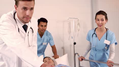 equipo médico enfocado moviendo a un paciente