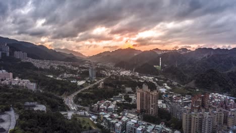 Drohnen-Hyperlapse-Eines-Sonnenuntergangs-Mit-Bewölktem-Himmel-über-Einer-Stadt-In-China