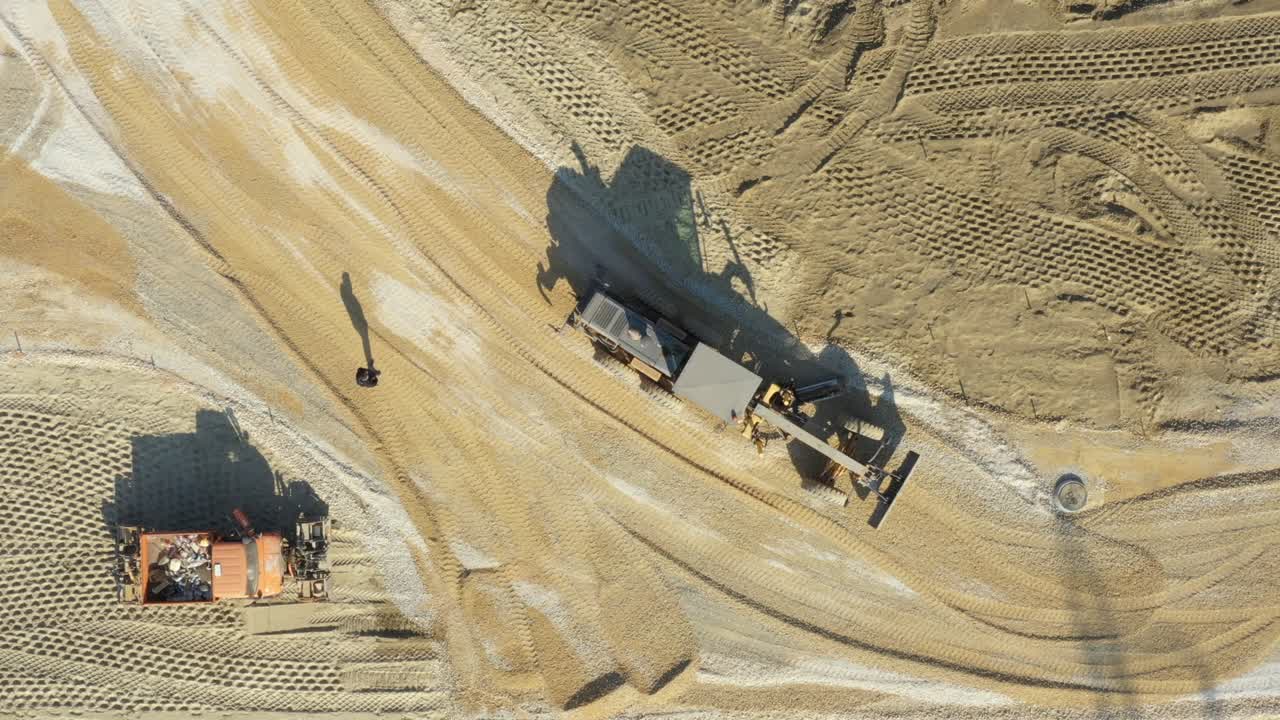 새로운 교통 순환 교차로를 위한 건설 현장 위의 평준화 부분으로 그레이더에 대한 공중 시각