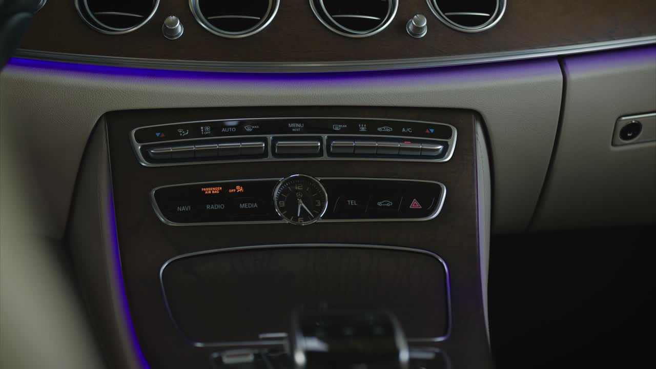 mercedes benz e class detail cocpit middle console reveal from rear seat