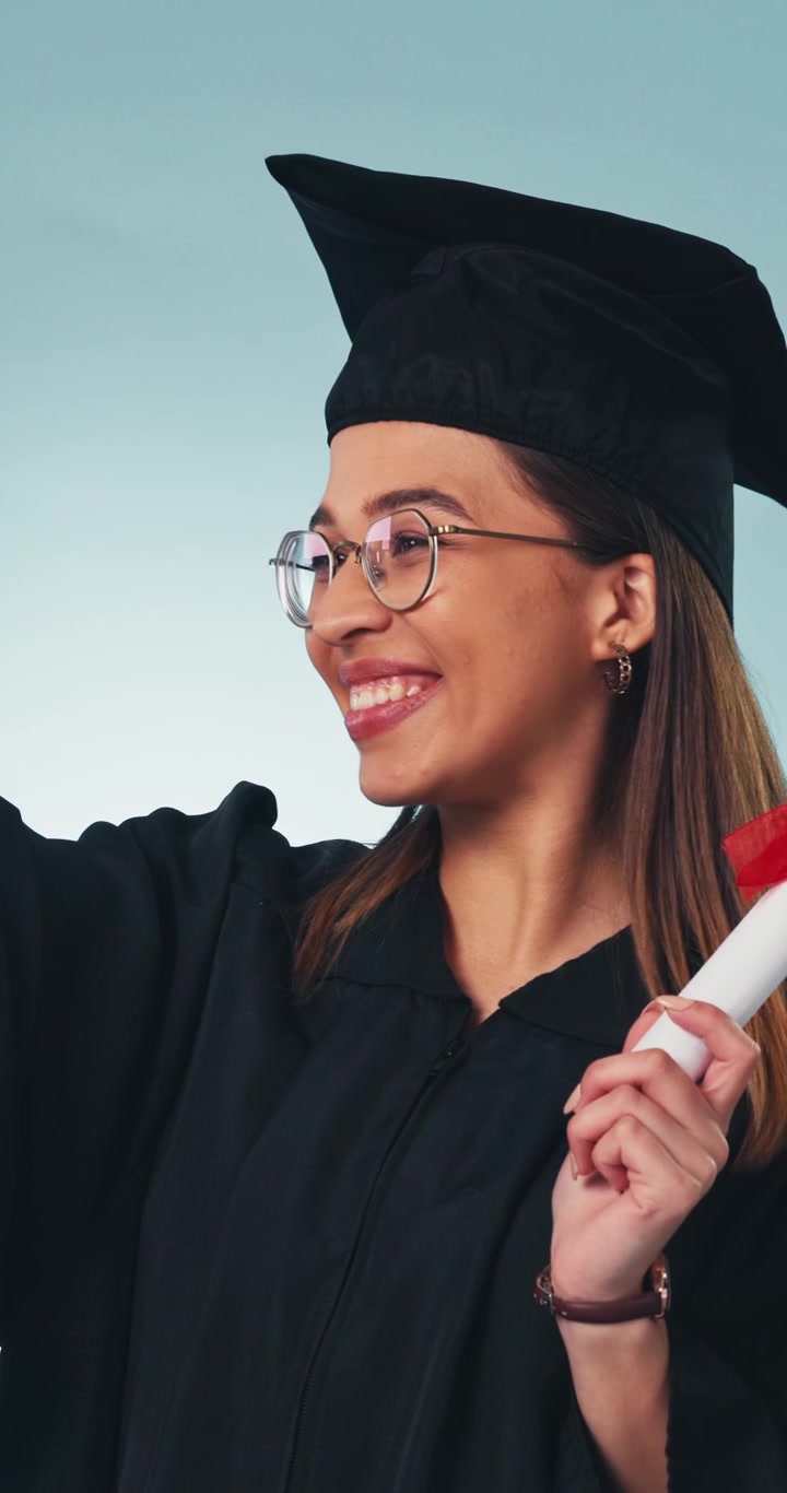 Neolaureato felice con in mano la laurea che si scatta un selfie