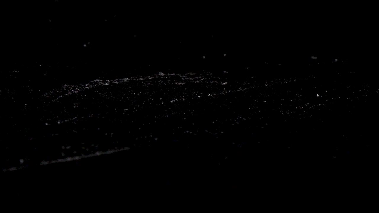 부드러운 검은색 반사 배경에 격리된 압연된 지폐로 코카인 라인 코골이