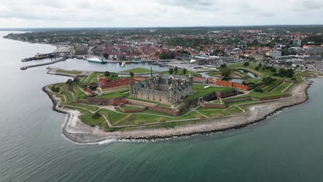 Enorme-Castillo-Directamente-En-La-Costa,-Tragamonedas-De-Kronborg,-Pequeña-Ciudad,-Mar-Báltico,-Helsingor,-Dinamarca,-Europa,-Drone