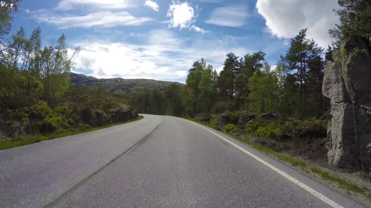 Guidare un'auto su una strada in Norvegia.