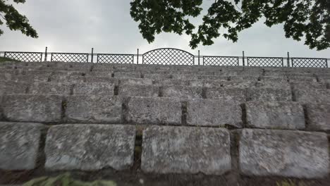 Subiendo-Las-Escaleras-Hechas-De-Piedra