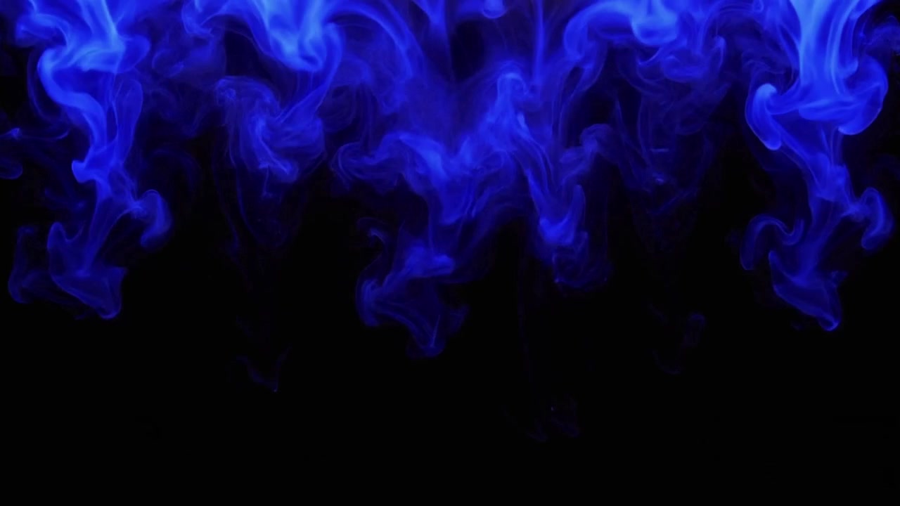 Inchiostro blu astratto che si diffonde verso il basso nell'acqua